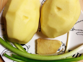 2、红烧土豆,准备好土豆、葱姜。