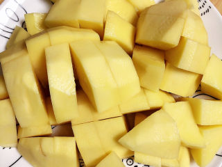 4、红烧土豆,土豆切块儿待用。