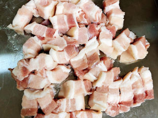 5、红烧土豆,五花肉切粗条待用。