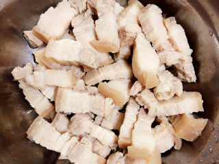 7、红烧土豆,捞出五花肉,洗净待用。