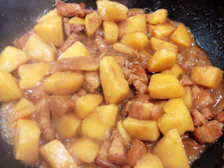 14、红烧土豆,翻炒均匀,收汁出锅了。