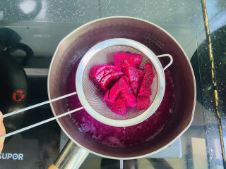 3、????秋天的第一杯火龙果撞燕麦奶‼️,锅中加入650ml清水大火烧开,将火龙果肉放入筛网中过滤