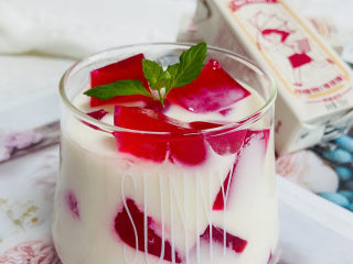 11、????秋天的第一杯火龙果撞燕麦奶‼️,取一片薄荷叶装饰