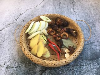 2、美容养颜养生菜 黄豆煲猪手,葱切段，姜切片，草果、干辣椒、干香菇、干山楂片、香叶、八角、白芷清洗干净。