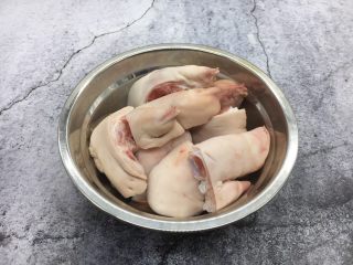 3、美容养颜养生菜 黄豆煲猪手,猪手一切为六块。