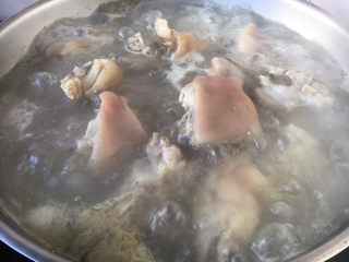 5、美容养颜养生菜 黄豆煲猪手,撇去浮末，捞出猪手。