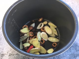 6、美容养颜养生菜 黄豆煲猪手,步骤2的各种佐料放入电压力锅内胆里。