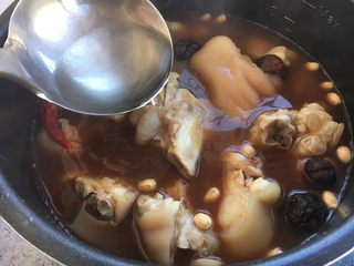 13、美容养颜养生菜 黄豆煲猪手,放入开水，水的量与食材齐平。