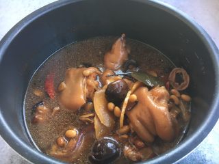 15、美容养颜养生菜 黄豆煲猪手,自动放气后打开锅盖，准备收汤调味。