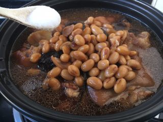 17、美容养颜养生菜 黄豆煲猪手,放入1小勺盐调味。