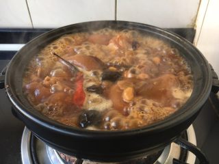 18、美容养颜养生菜 黄豆煲猪手,大火煮开收汁至浓稠即可。