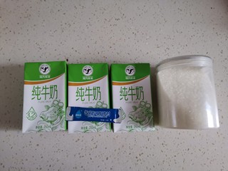 1、手工酸奶,准备食材备用，一包酸奶发酵菌是1克，配500～1000克牛奶
