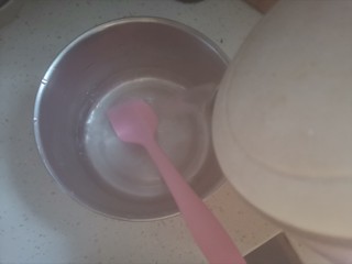 2、手工酸奶,酸奶机内胆用开水烫烫消毒，控干水分