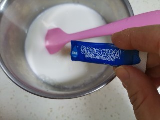 4、手工酸奶,再加入酸奶发酵菌一包