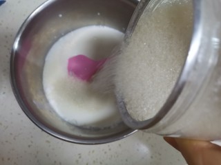 5、手工酸奶,加入适量的白砂糖