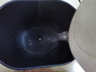 9、手工酸奶,再把面包桶用开水烫烫消毒，控干水分