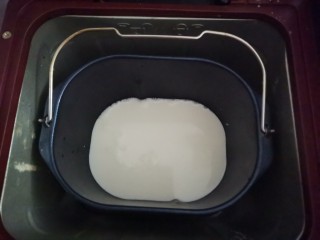 11、手工酸奶,放入面包机，启动发酵程序8个小时，冬天气温低可以延长发酵时间，发酵10个小时左右，一般晚上做，第二天早上就发酵好啦，当早餐吃，配点面包鸡蛋，营养丰富又快手的早餐就好了