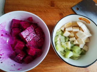 13、手工酸奶,切点水果拌酸奶吃，火龙果，猕猴桃，香蕉都切小块