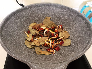 9、麻辣卤鸡爪,加入所有干调料，炒出香味