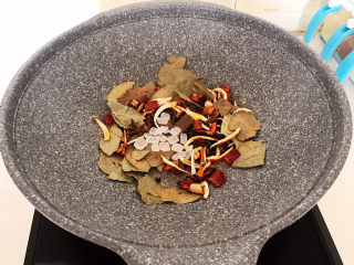 10、麻辣卤鸡爪,加入冰糖，炒至冰糖融化