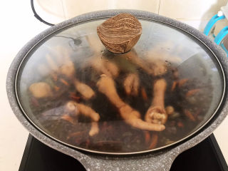 19、麻辣卤鸡爪,大火烧开后小火慢烧20分钟