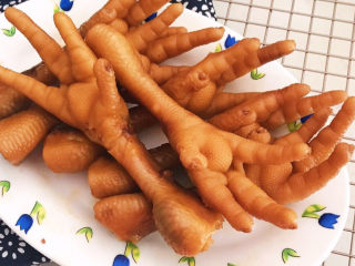 21、麻辣卤鸡爪,麻辣卤鸡手口感筋道，可以下酒，也可以当做追剧小零食吃呦~