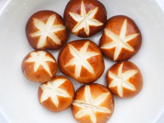 4、山药香菇玉米土鸡汤,香菇盐水洗净切花刀，焯水两分钟。