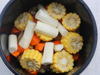 14、山药香菇玉米土鸡汤,加山药。