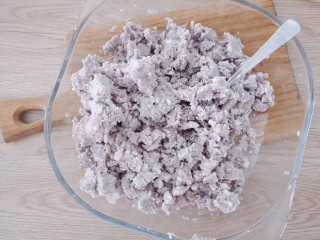 2、芋泥波波茶,用勺子压碎芋泥