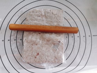 3、芋泥波波茶,可以把芋泥放到保险袋，用擀面杖擀一下，让芋泥更细腻