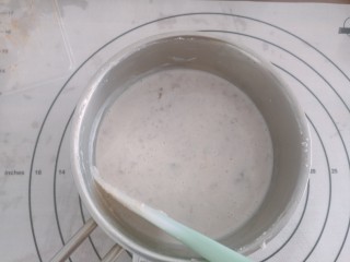 8、芋泥波波茶,一边加热，一边用橡胶刮让牛奶和芋泥融合