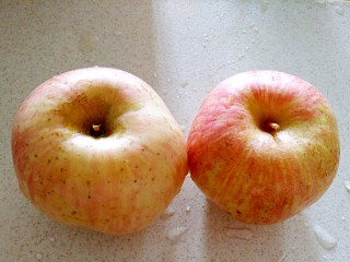 1、百香果苹果汁（排毒养颜）,准备好洗好的苹果用一个就可以了