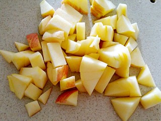 3、百香果苹果汁（排毒养颜）,切成小丁