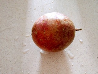 6、百香果苹果汁（排毒养颜）,百香果洗干净备用
