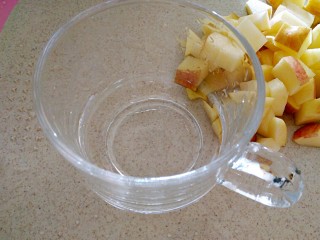 8、百香果苹果汁（排毒养颜）,准备洗干净的玻璃水杯