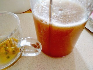 10、百香果苹果汁（排毒养颜）,榨好的苹果汁也是需要过滤的