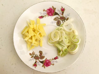 1、粉条炒肉,把鲜姜切成丝,大葱切成葱花