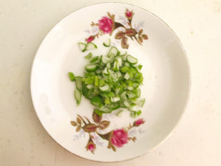 2、粉条炒肉,葱叶切成小丁