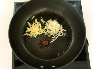 8、粉条炒肉,加入葱姜,加入花椒粉