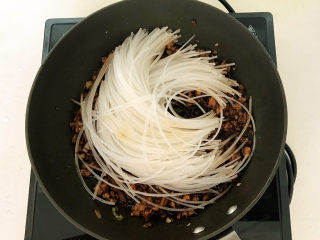 13、粉条炒肉,加入粉条