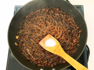 16、粉条炒肉,加入精盐