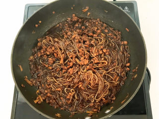 17、粉条炒肉,翻炒均匀即可