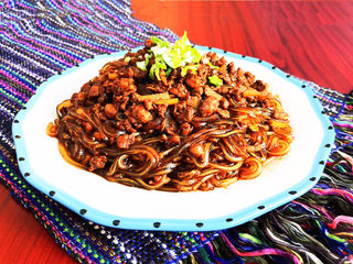 18、粉条炒肉,粉条炒肉出锅了,撒入葱末就可以吃了~