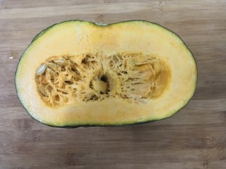 1、牛奶南瓜羹,把南瓜切开，留半个