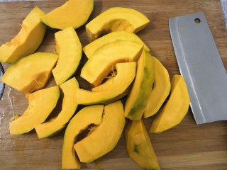 4、牛奶南瓜羹,南瓜洗干净，切成块