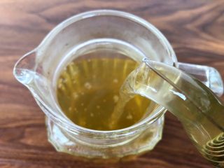 3、果茶,把泡好的茉莉花茶过滤到水壶里，放入冰箱冷藏2个小时。