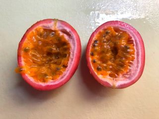 6、果茶,百香果表面冲洗干净，对半切开待用。