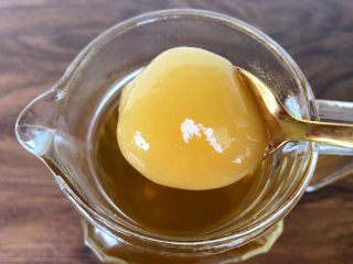 7、果茶,茉莉花茶冷藏好取出来，加入适量蜂蜜调匀，甜度按自己喜欢的口味调，喜欢甜的多加一点，不喜欢甜的少加一点。
