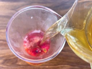 8、果茶,现在开始制作果茶，把柠檬和金桔的汁挤入器皿里，然后把柠檬和金桔放进去，再用勺子把百香果的果肉舀入器皿里，再把红心火龙果放入，再倒入调好的茉莉花茶，搅拌均匀即可（如果喜欢冰镇的话，可以加些冰块进去）。