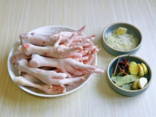 1、香辣卤鸡爪,准备食材。